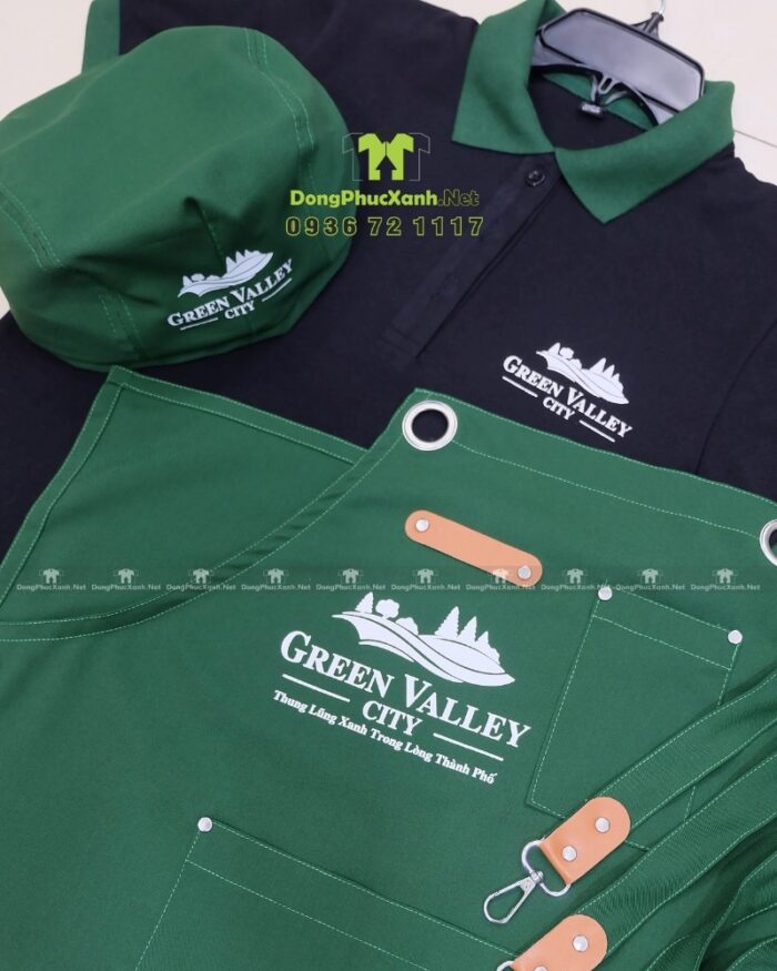 Đồng phục quán cafe Green Valley City gồm áo thun đen, tạp dề xanh và nón kaki in logo
