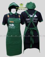 Đồng phục quán cafe Green Valley City gồm áo thun đen, tạp dề xanh và nón kaki in logo
