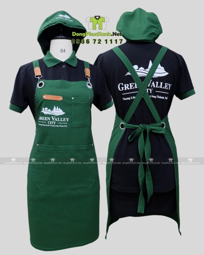 Đồng phục quán cafe Green Valley City gồm áo thun đen, tạp dề xanh và nón kaki in logo