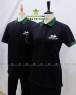 Đồng phục quán cafe Green Valley City gồm áo thun đen, tạp dề xanh và nón kaki in logo