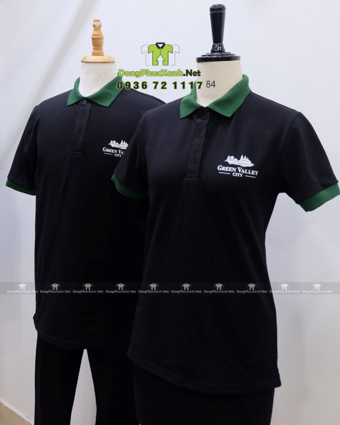 Đồng phục quán cafe Green Valley City gồm áo thun đen, tạp dề xanh và nón kaki in logo