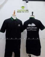 Đồng phục quán cafe Green Valley City gồm áo thun đen, tạp dề xanh và nón kaki in logo