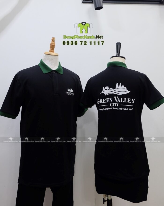Đồng phục quán cafe Green Valley City gồm áo thun đen, tạp dề xanh và nón kaki in logo