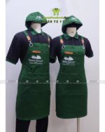 Đồng phục quán cafe Green Valley City gồm áo thun đen, tạp dề xanh và nón kaki in logo