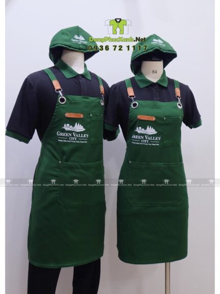 Đồng phục quán cafe Green Valley City gồm áo thun đen, tạp dề xanh và nón kaki in logo