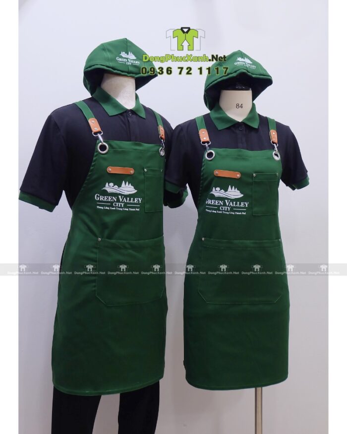 Đồng phục quán cafe Green Valley City gồm áo thun đen, tạp dề xanh và nón kaki in logo