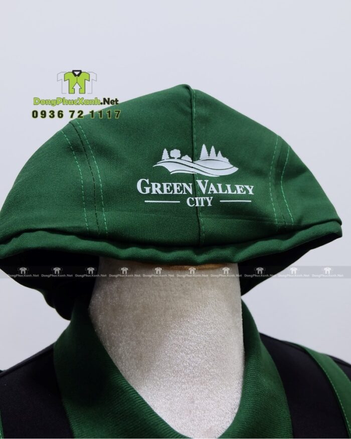 Đồng phục quán cafe Green Valley City gồm áo thun đen, tạp dề xanh và nón kaki in logo