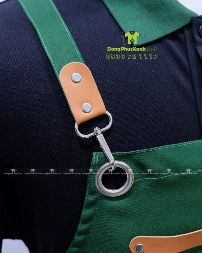 Đồng phục quán cafe Green Valley City gồm áo thun đen, tạp dề xanh và nón kaki in logo