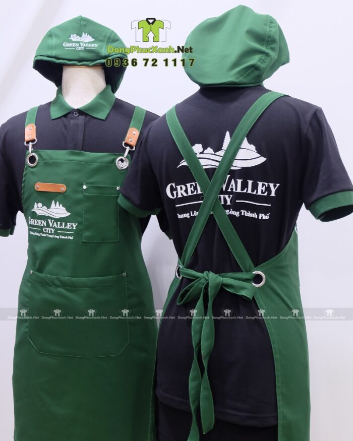 Đồng phục quán cafe Green Valley City gồm áo thun đen, tạp dề xanh và nón kaki in logo