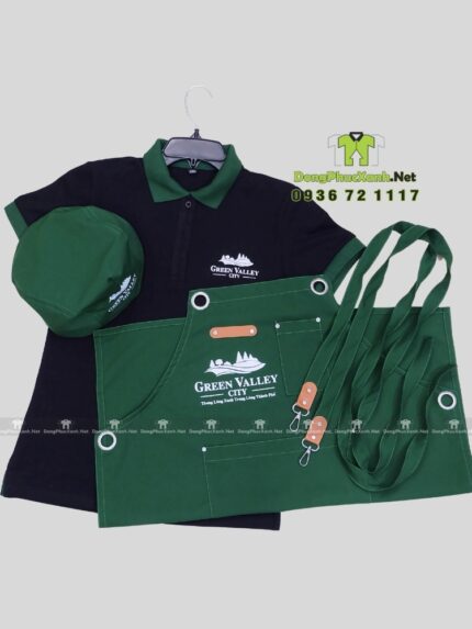 Đồng phục quán cafe Green Valley City gồm áo thun đen, tạp dề xanh và nón kaki in logo
