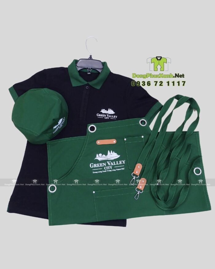 Đồng phục quán cafe Green Valley City gồm áo thun đen, tạp dề xanh và nón kaki in logo