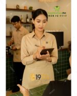 Đồng phục quán cafe 1971’s gồm áo sơ mi kate Ý và tạp dề kaki cotton