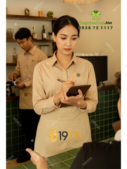 Đồng phục quán cafe 1971’s gồm áo sơ mi kate Ý và tạp dề kaki cotton