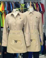 Đồng phục quán cafe 1971’s gồm áo sơ mi kate Ý và tạp dề kaki cotton