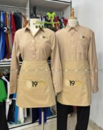 Đồng phục quán cafe 1971’s gồm áo sơ mi kate Ý và tạp dề kaki cotton