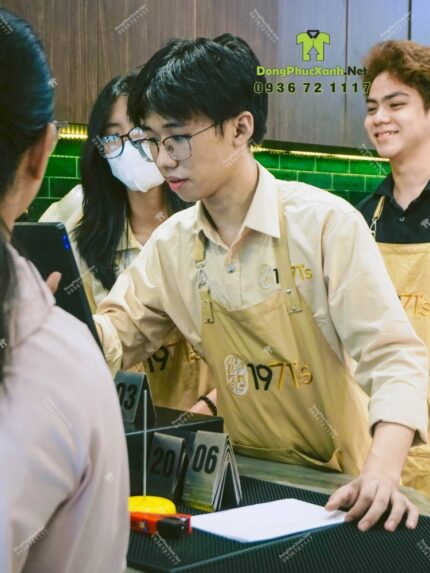Đồng phục quán cafe 1971’s gồm áo sơ mi kate Ý và tạp dề kaki cotton