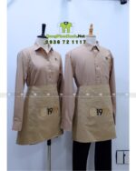 Đồng phục quán cafe 1971’s gồm áo sơ mi kate Ý và tạp dề kaki cotton