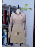 Đồng phục quán cafe 1971’s gồm áo sơ mi kate Ý và tạp dề kaki cotton
