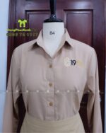 Đồng phục quán cafe 1971’s gồm áo sơ mi kate Ý và tạp dề kaki cotton