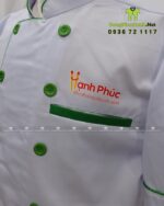 Đồng phục đầu bếp áo trắng tạp dề xanh logo Hạnh Phúc.