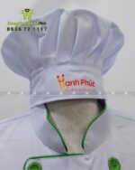 Đồng phục đầu bếp áo trắng tạp dề xanh logo Hạnh Phúc.