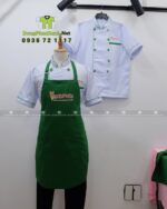 Đồng phục đầu bếp áo trắng tạp dề xanh logo Hạnh Phúc.