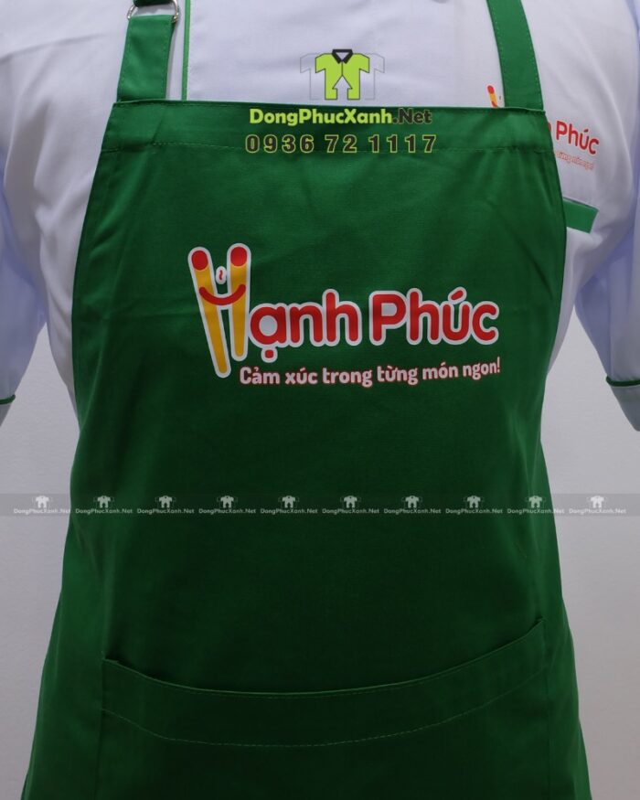 Đồng phục đầu bếp áo trắng tạp dề xanh logo Hạnh Phúc.