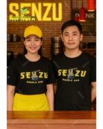 Bộ đồng phục quán ăn áo thun cotton đen in logo vàng kết hợp nón kaki