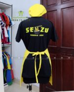 Bộ đồng phục quán ăn áo thun cotton đen in logo vàng kết hợp nón kaki