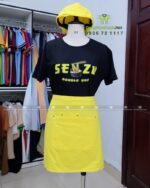Bộ đồng phục quán ăn áo thun cotton đen in logo vàng kết hợp nón kaki