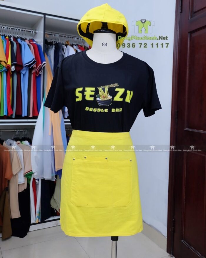 Bộ đồng phục quán ăn áo thun cotton đen in logo vàng kết hợp nón kaki