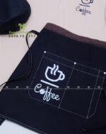 Đồng phục quán cafe gồm áo thun, tạp dề, mũ nhân viên in logo thương hiệu