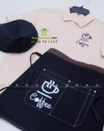 Đồng phục quán cafe gồm áo thun, tạp dề, mũ nhân viên in logo thương hiệu