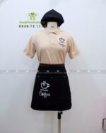 Đồng phục quán cafe gồm áo thun, tạp dề, mũ nhân viên in logo thương hiệu