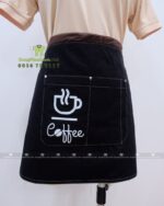Đồng phục quán cafe gồm áo thun, tạp dề, mũ nhân viên in logo thương hiệu