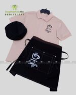 Đồng phục quán cafe gồm áo thun, tạp dề, mũ nhân viên in logo thương hiệu