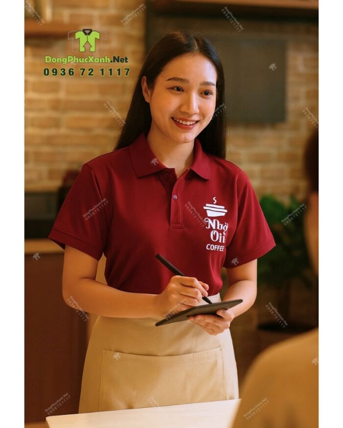 Đồng phục quán cafe màu đỏ đô cổ trụ vải cá sấu poly thái in logo Nhỏ Ơi Coffee.