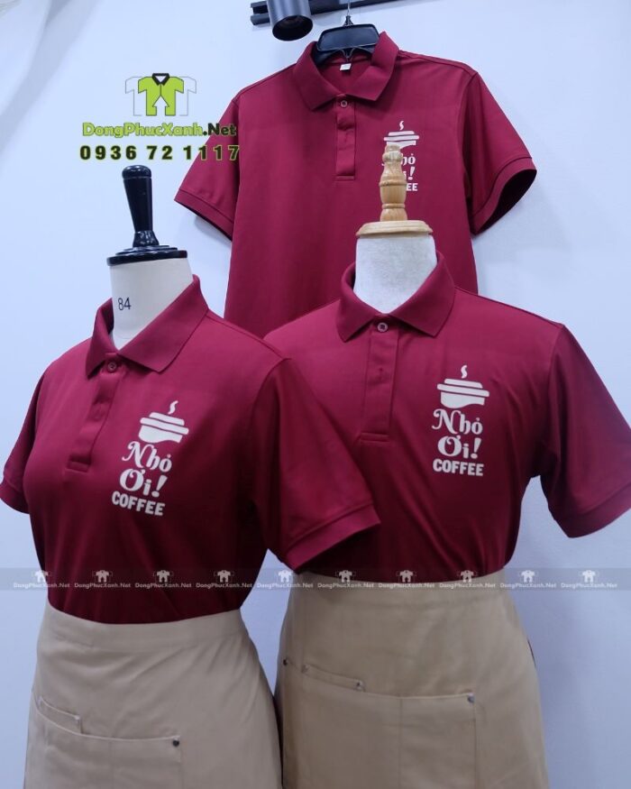 Đồng phục quán cafe màu đỏ đô cổ trụ vải cá sấu poly thái in logo Nhỏ Ơi Coffee.