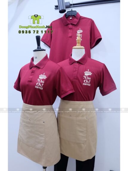 Đồng phục quán cafe màu đỏ đô cổ trụ vải cá sấu poly thái in logo Nhỏ Ơi Coffee.