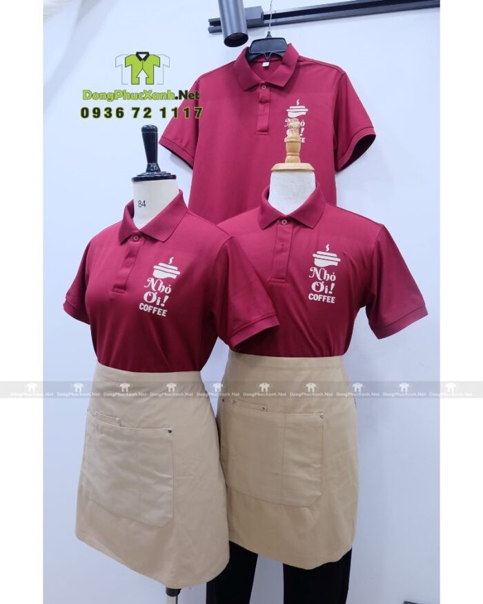 Đồng phục quán cafe màu đỏ đô cổ trụ vải cá sấu poly thái in logo Nhỏ Ơi Coffee.