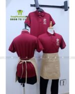 Đồng phục quán cafe màu đỏ đô cổ trụ vải cá sấu poly thái in logo Nhỏ Ơi Coffee.