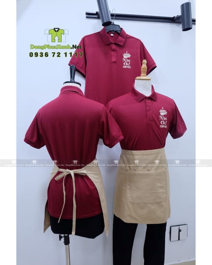 Đồng phục quán cafe màu đỏ đô cổ trụ vải cá sấu poly thái in logo Nhỏ Ơi Coffee.