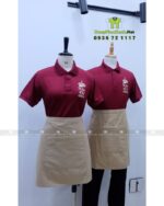Đồng phục quán cafe màu đỏ đô cổ trụ vải cá sấu poly thái in logo Nhỏ Ơi Coffee.