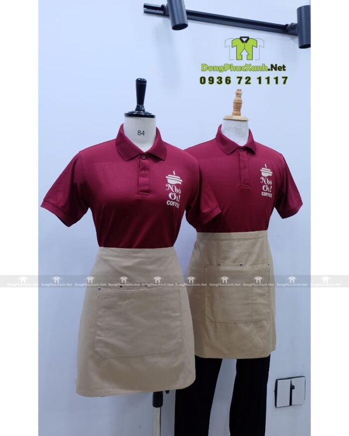 Đồng phục quán cafe màu đỏ đô cổ trụ vải cá sấu poly thái in logo Nhỏ Ơi Coffee.
