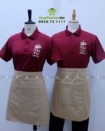 Đồng phục quán cafe màu đỏ đô cổ trụ vải cá sấu poly thái in logo Nhỏ Ơi Coffee.