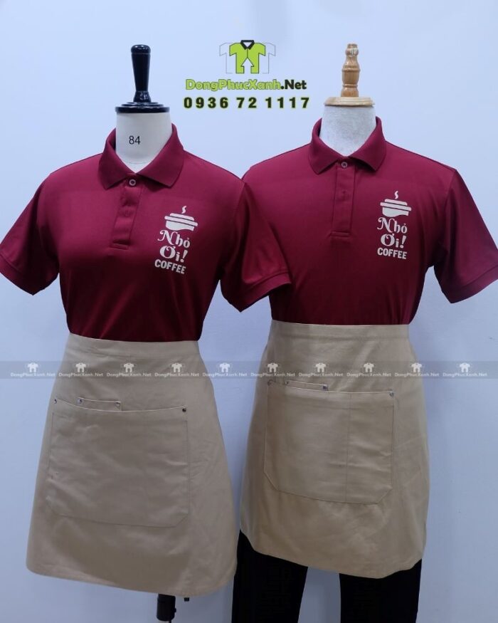 Đồng phục quán cafe màu đỏ đô cổ trụ vải cá sấu poly thái in logo Nhỏ Ơi Coffee.