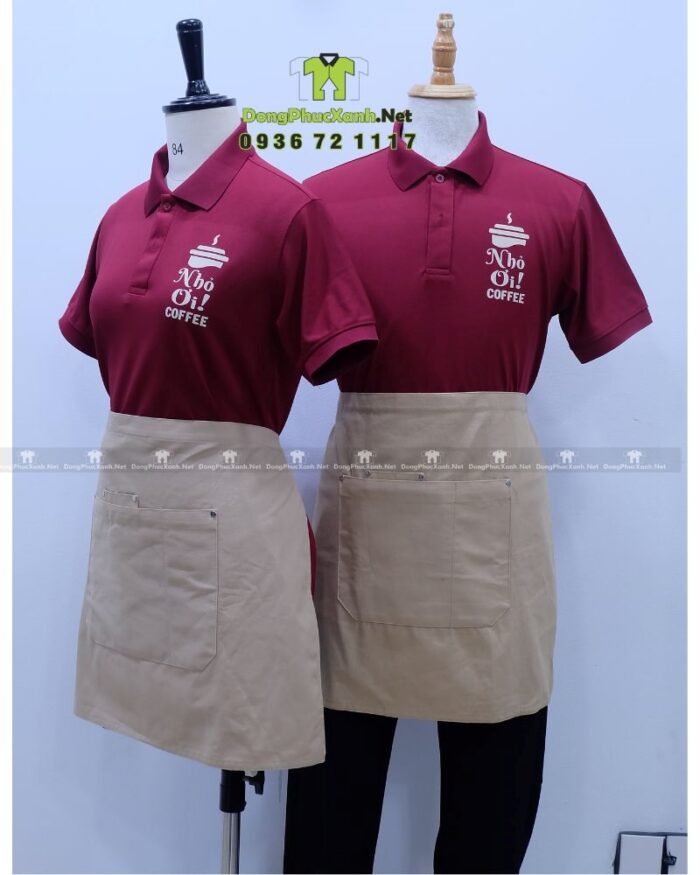 Đồng phục quán cafe màu đỏ đô cổ trụ vải cá sấu poly thái in logo Nhỏ Ơi Coffee.