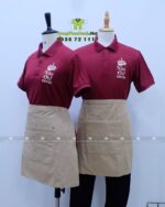 Đồng phục quán cafe màu đỏ đô cổ trụ vải cá sấu poly thái in logo Nhỏ Ơi Coffee.