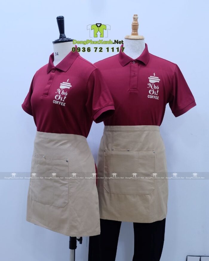 Đồng phục quán cafe màu đỏ đô cổ trụ vải cá sấu poly thái in logo Nhỏ Ơi Coffee.