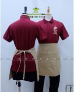 Đồng phục quán cafe màu đỏ đô cổ trụ vải cá sấu poly thái in logo Nhỏ Ơi Coffee.